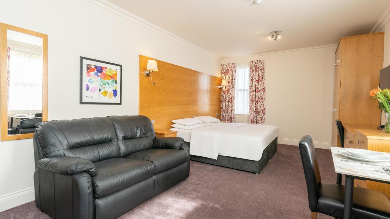 Teddington Lodge * Teddington